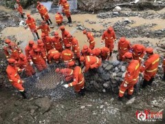 四川木里发生泥石流致河岸垮塌，森林消防用铁丝网加固河堤