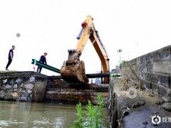 江西湖口:加固堤坝 合力抗洪