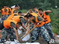 空降兵一昼夜封堵加固200米河堤决口