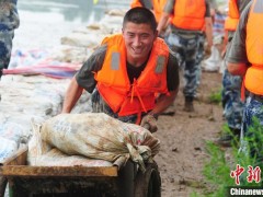 子弟兵驰援安徽芜湖 加固防洪堤坝