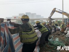 宁马高速扩建现场加固堤坝 防患未然