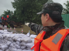 丰乐河已超警戒水位 抢险人员加固堤坝