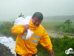 济铁临沂工务段暴雨中加固堤坝