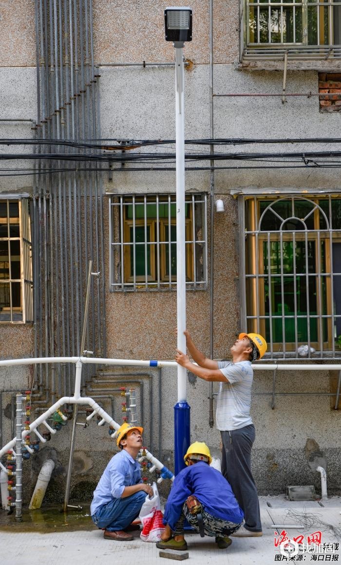 美兰区和平南街道文明社区省府住宅南区小区，工人在安装路灯。