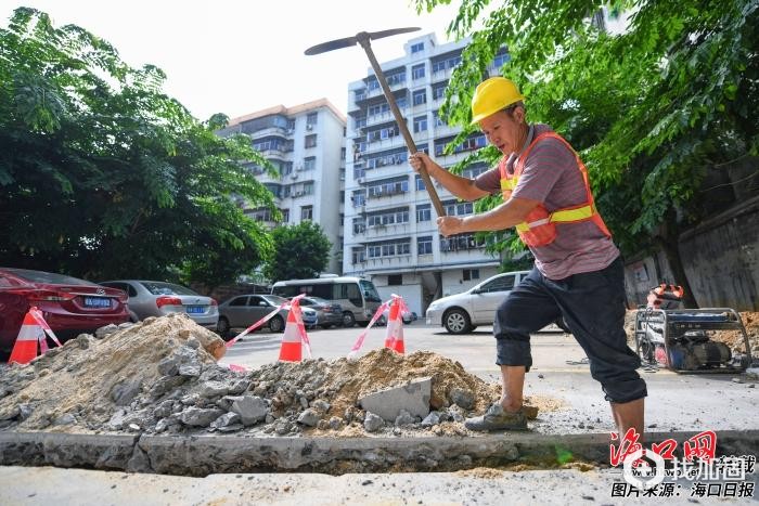 琼山区南桥路一老旧小区内，工人在对电力设施进行改造。