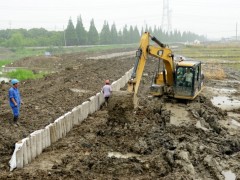 上海市浦东新区航头镇沉香村正在进行加固堤防工程