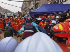 湖南长沙自建房倒塌事故第6名受困人员获救 现场响起阵阵掌声